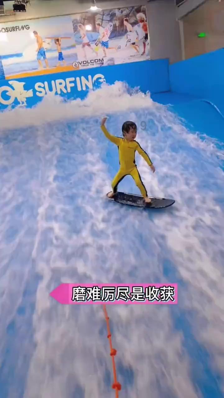 为什么一个女生常常在一个男生面前拉扯自己的衣服？游戏画面
